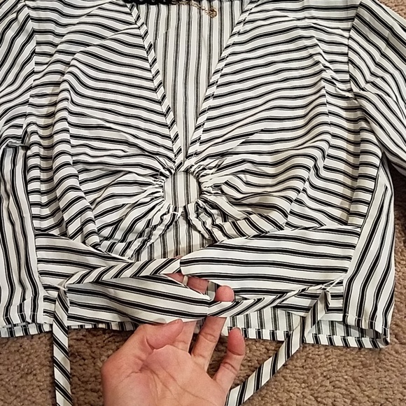 White and Black Top - Picture 4 of 6